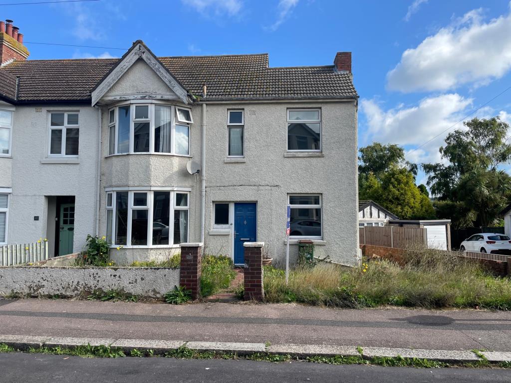 Lot: 11 - FOUR-BEDROOM HOUSE FOR IMPROVEMENT - Front of property